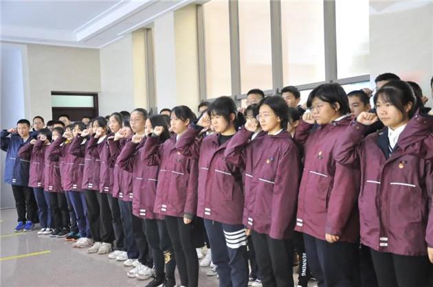 坚持把现代服务业作为 产业转型“闯关”主攻方向